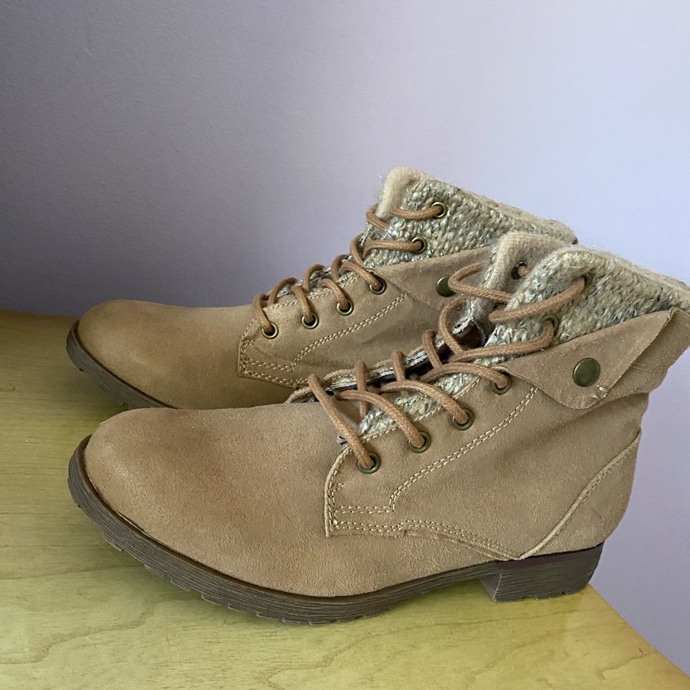 Brown combat boots !